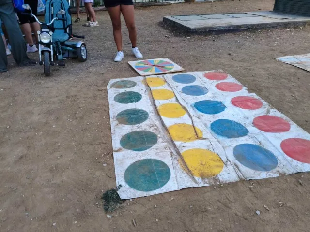 Παιδιά συμμετέχουν σε παιχνίδια