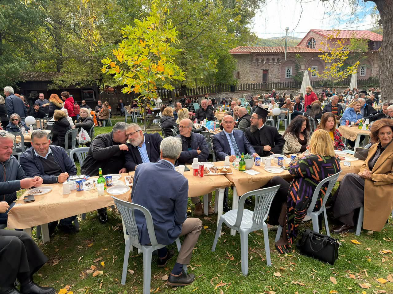Χορευτικά τμήματα στη Γιορτή Κάστανου στο Εμπόριο