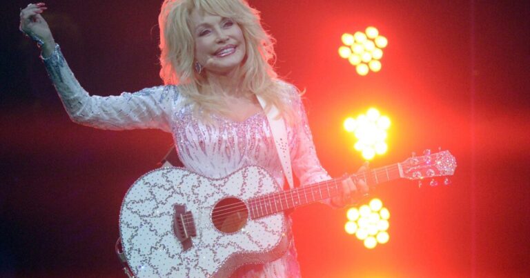 Αντίο στη Dolly Parton: Το κορίτσι με τα στρας έφυγε, τα τραγούδια της όμως θα μείνουν για πάντα