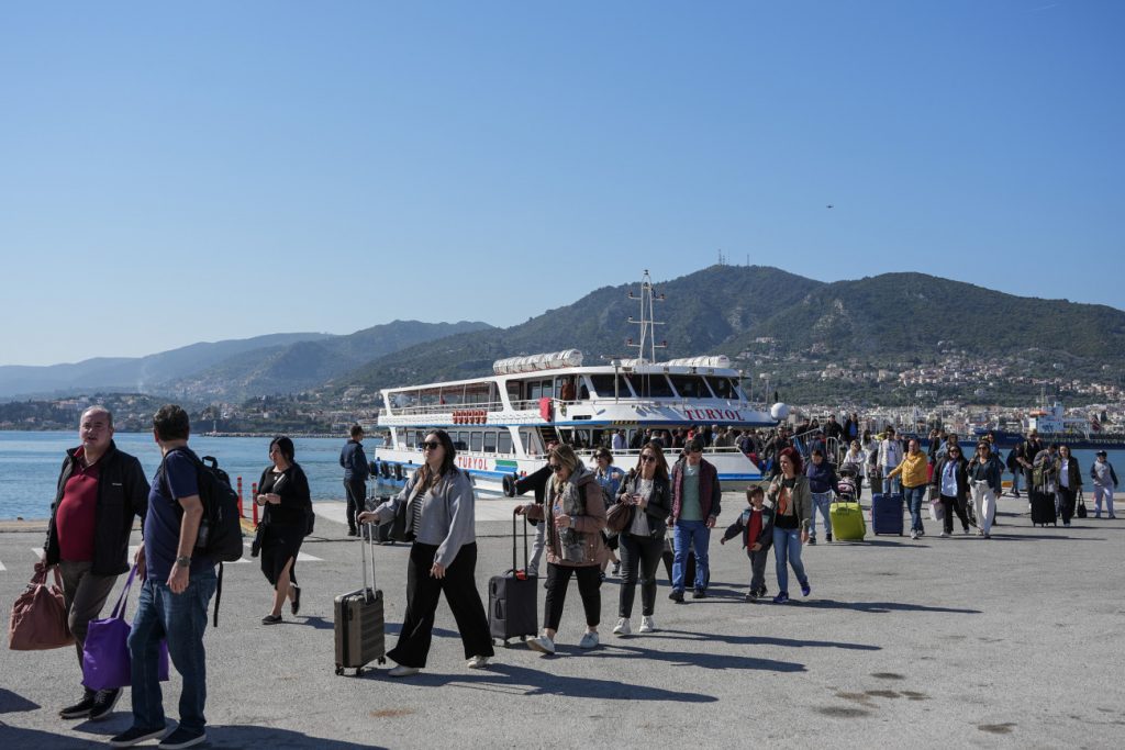 Μέση δαπάνη: Το καλοκαίρι των μεγάλων περικοπών - «Τσεκούρι» στα έξοδα από τους τουρίστες