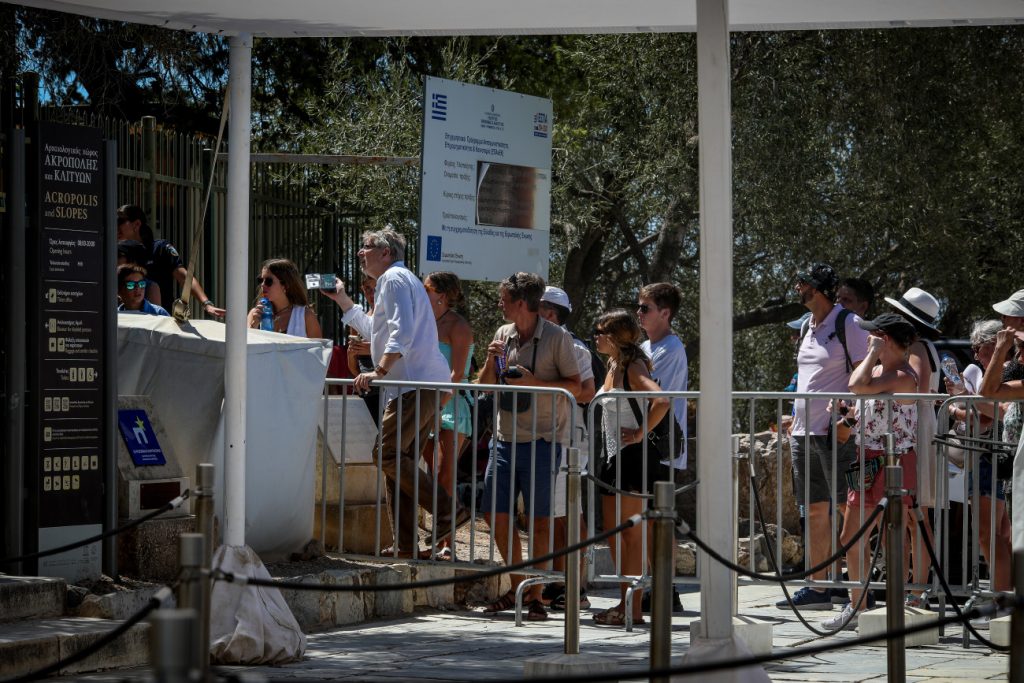 Μέση δαπάνη: Το καλοκαίρι των μεγάλων περικοπών - «Τσεκούρι» στα έξοδα από τους τουρίστες