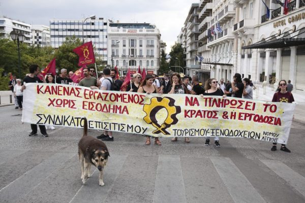 Πανικός με τη φορολόγηση στο φιλοδώρημα: «Ανοίγει κερκόπορτα να αμφισβητηθεί ο μισθός»