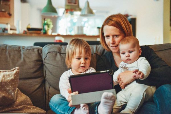 Πόσο θα μπορούσαν να μειώσουν το ΑΕΠ τα ζευγάρια των millenials που δεν κάνουν παιδιά