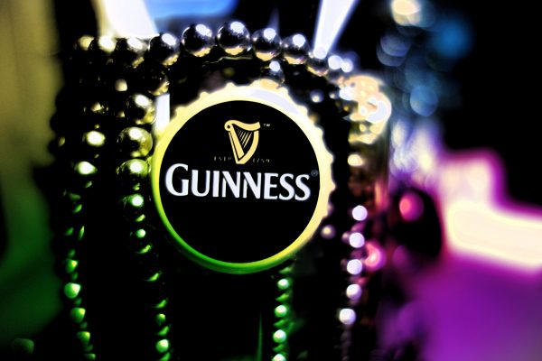 Guinness: Πλαφόν διανομής για να μην στερέψουν τα βαρέλια