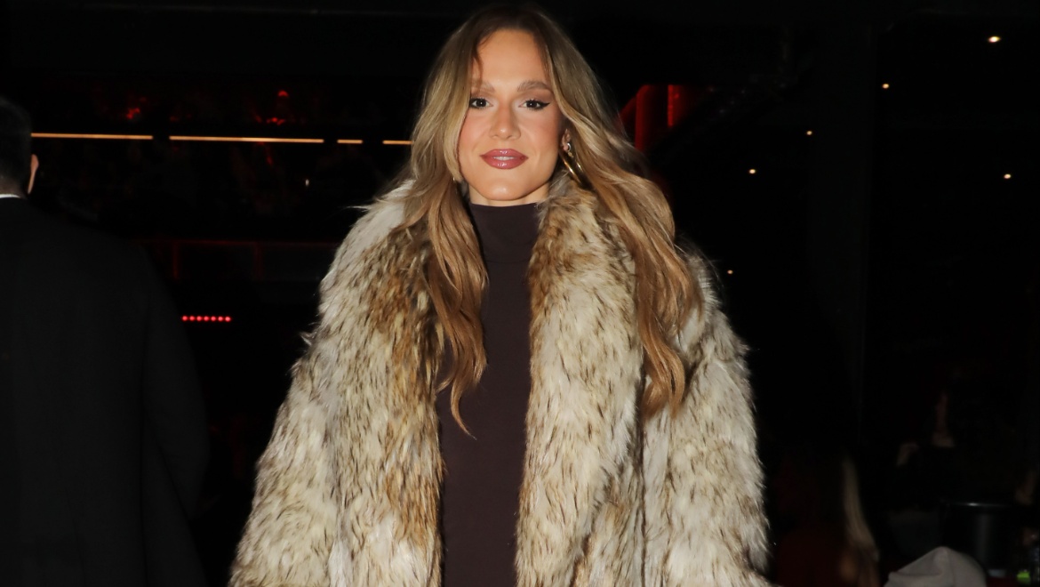 Lila: Με maxi faux fur πανωφόρι και την πιο τολμηρή επιλογή τσάντας για χειμώνα