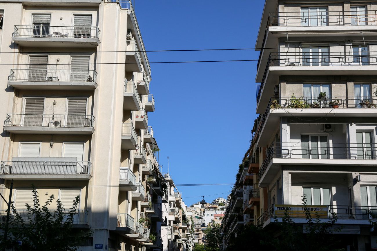 «Απρόσιτη» πόλη για τους κατοίκους της - Η διαβίωση στην Αθήνα κοστίζει πολύ περισσότερο από έναν μέσο μισθό