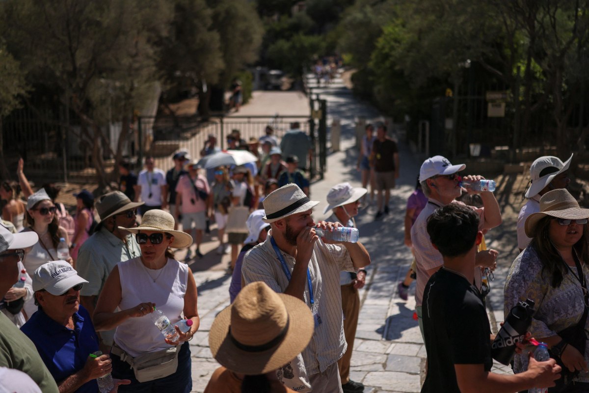 Δραματική πρόβλεψη για την κλιματική κρίση – Η επόμενη πενταετία μπορεί να κοστίσει όσο η πανδημία 5 Τουρίστες περιμένουν έξω από την Ακρόπολη εν μέσω καύσωνα στις 9 Ιουλίου. Η ζέστη απειλεί τον τουρισμό (Reuters)