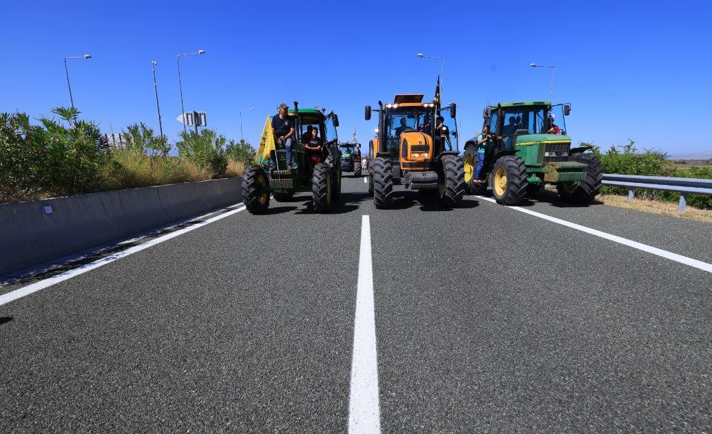 Αγρότες: «Φτάνει πια η κοροϊδία» - Πανθεσσαλικό μπλόκο, ζητούν λύσεις στα οξυμένα προβλήματα 3 Αγρότες: «Φτάνει πια η κοροϊδία» - Πανθεσσαλικό μπλόκο, ζητούν λύσεις στα οξυμένα προβλήματα