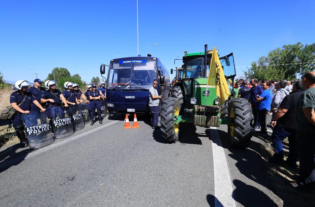 Αγρότες: «Φτάνει πια η κοροϊδία» - Πανθεσσαλικό μπλόκο, ζητούν λύσεις στα οξυμένα προβλήματα 5 αγρότες