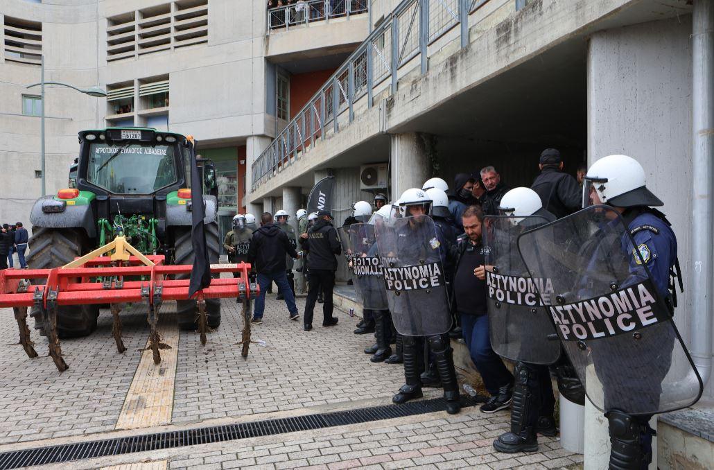 Μπλόκο αγροτών σε κλιμάκιο της κυβέρνησης στη Λιβαδειά 3 αγρότες