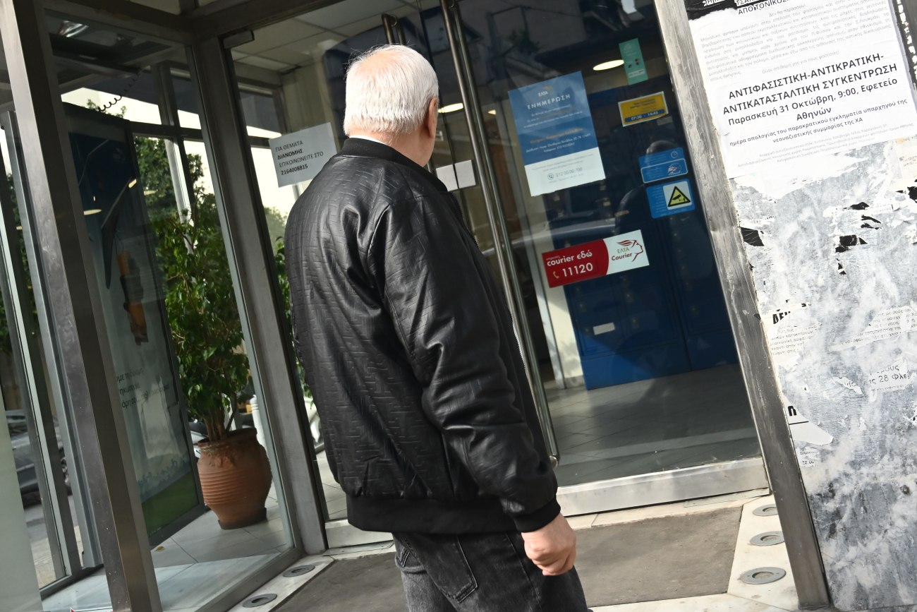 Στον Σκλήκα ο «μουτζούρης», στην κοινωνία τα «λουκέτα» - Ούτε βήμα πίσω για τα ΕΛΤΑ η κυβέρνηση 2 Στον Σκλήκα ο «μουτζούρης», στην κοινωνία τα «λουκέτα» - Ούτε βήμα πίσω για τα ΕΛΤΑ η κυβέρνηση