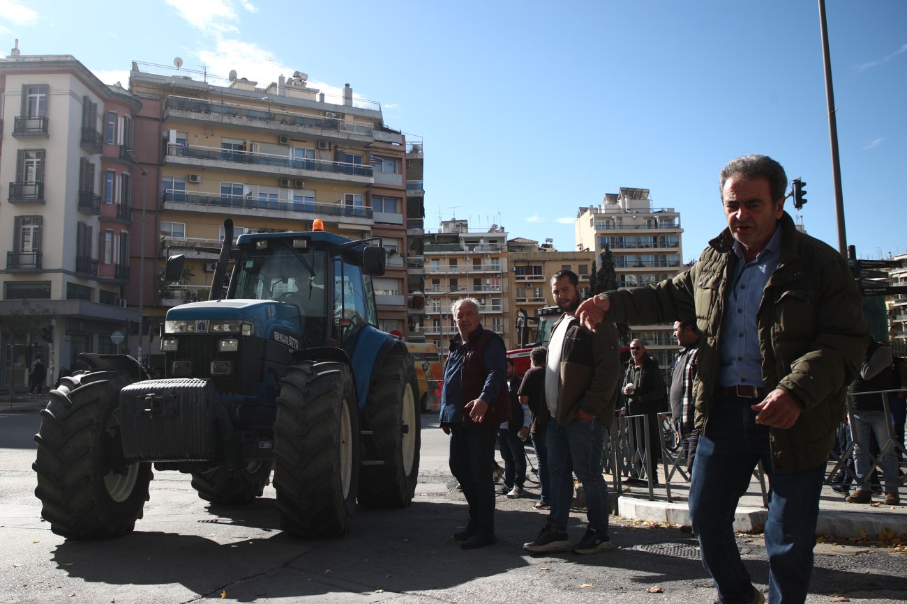 Θεσσαλονίκη: Με τρακτέρ έξω από το υπουργείο Μακεδονίας-Θράκης αγρότες 2 Θεσσαλονίκη: Με τρακτέρ έξω από το υπουργείο Μακεδονίας-Θράκης αγρότες
