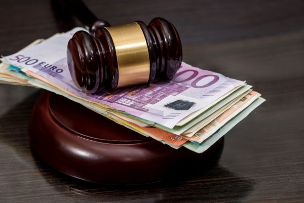 Πολίτες στο έλεος των funds: Αθέμιτες πρακτικές και απουσία προστασίας απ' το κράτος 4 Πολίτες στο έλεος των funds: Αθέμιτες πρακτικές και απουσία προστασίας απ' το κράτος