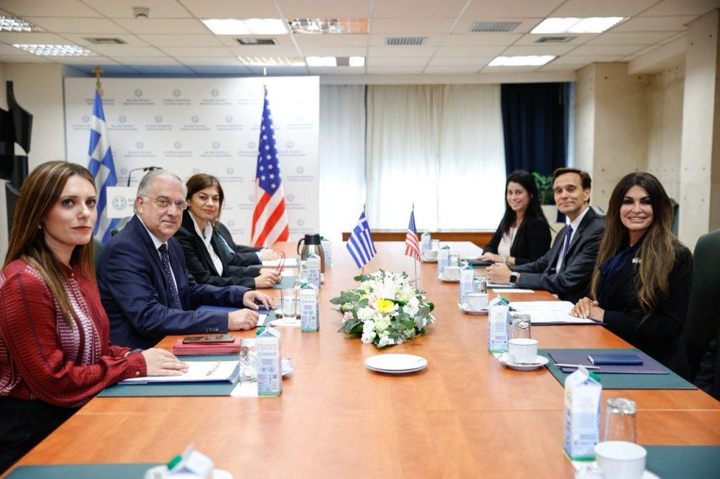 Θεοδωρικάκος – Γκιλφόιλ: Ενίσχυση της σχέσης Ελλάδας – ΗΠΑ σε επενδύσεις, ναυπηγική βιομηχανία, εμπόριο 2 Θεοδωρικάκος – Γκιλφόιλ: Ενίσχυση της σχέσης Ελλάδας – ΗΠΑ σε επενδύσεις, ναυπηγική βιομηχανία, εμπόριο