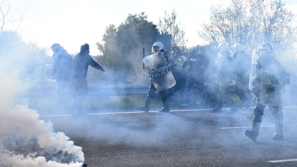 Αστυνομική βία και χημικά σε απεγνωσμένους αγρότες από το καθεστώς Μητσοτάκη των «Φραπέδων» και των «Χασάπηδων» 2 Αστυνομική βία και χημικά σε απεγνωσμένους αγρότες από το καθεστώς Μητσοτάκη των «Φραπέδων» και των «Χασάπηδων»