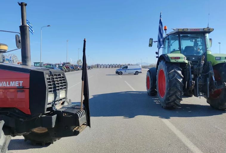 Αγρότες: Αιφνιδιαστικό μπλόκο στα Μάλγαρα και συμβολικός αποκλεισμός των διοδίων - Ένταση στα δικαστήρια της Λάρισας 2 Αγρότες: Αιφνιδιαστικό μπλόκο στα Μάλγαρα και συμβολικός αποκλεισμός των διοδίων - Ένταση στα δικαστήρια της Λάρισας