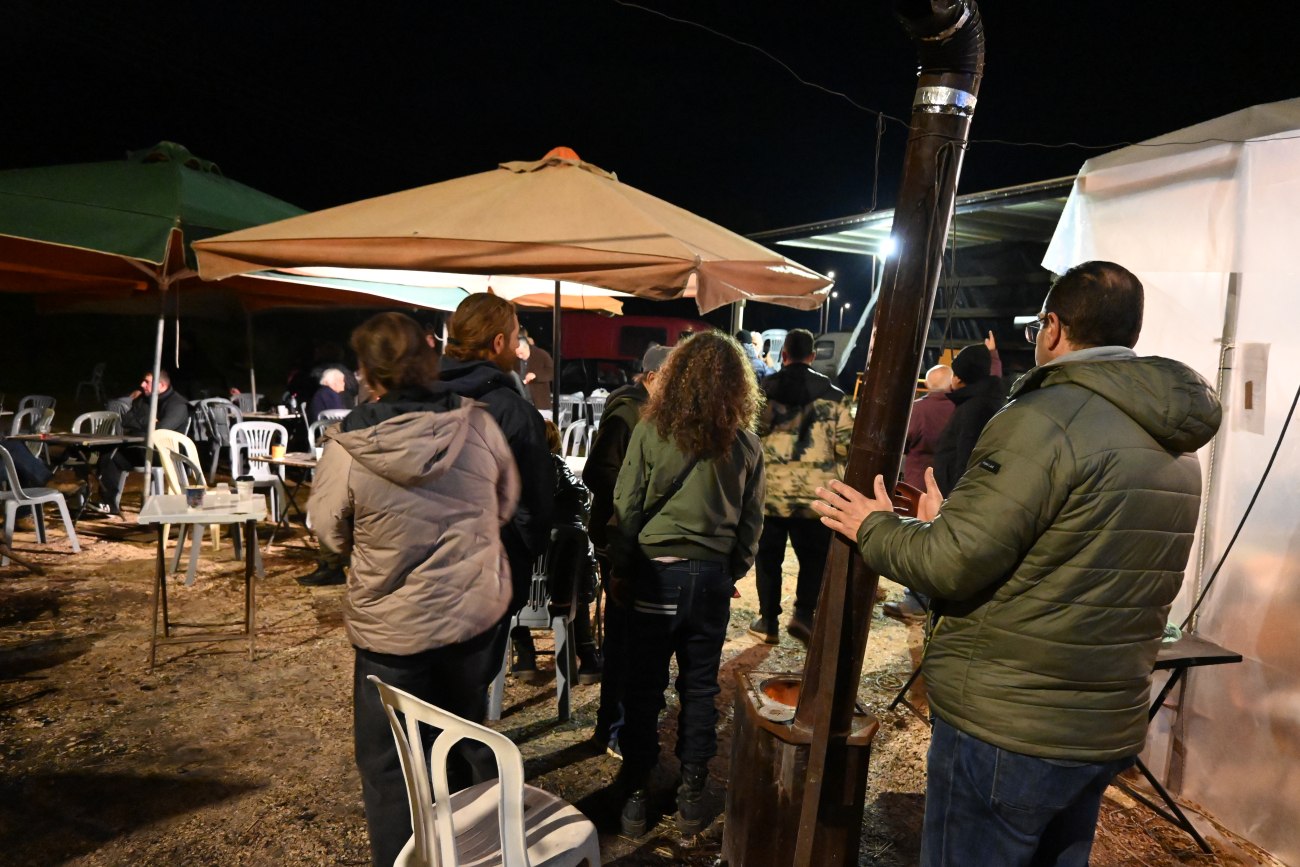 Αγρότες: Προς νέα κλιμάκωση μετά την Πρωτοχρονιά - Γιορτάζουν τα Χριστούγεννα στα μπλόκα, με μουσική και μεζέδες 2 Αγρότες: Προς νέα κλιμάκωση μετά την Πρωτοχρονιά - Γιορτάζουν τα Χριστούγεννα στα μπλόκα, με μουσική και μεζέδες
