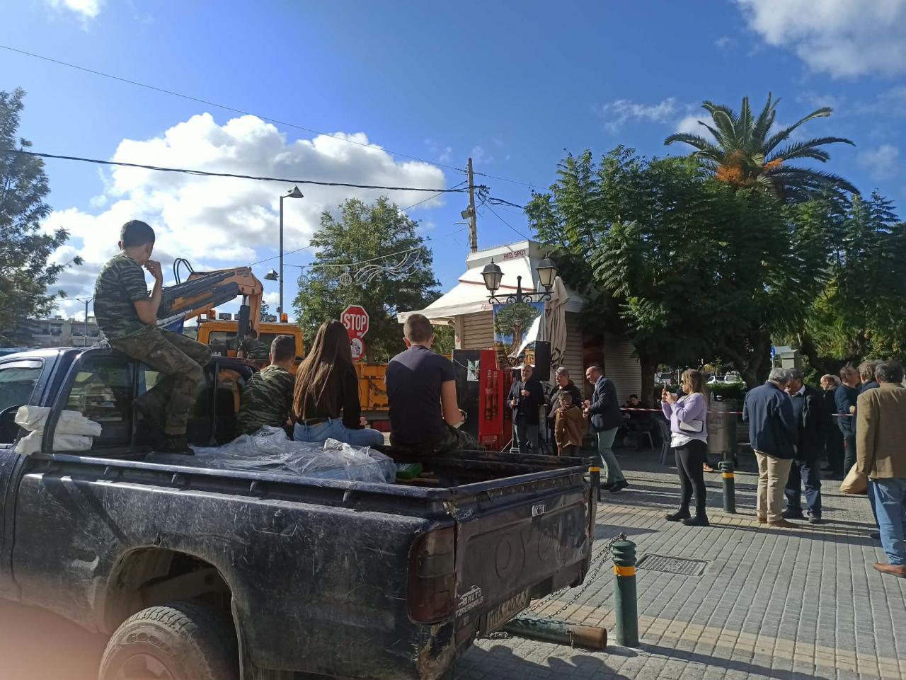 Κρήτη: Κινητοποίηση στο Ρέθυμνο από αγρότες και κτηνοτρόφους - Μοίρασαν κρεατόσουπα στους πολίτες 2 Κρήτη: Κινητοποίηση στο Ρέθυμνο από αγρότες και κτηνοτρόφους - Μοίρασαν κρεατόσουπα στους πολίτες