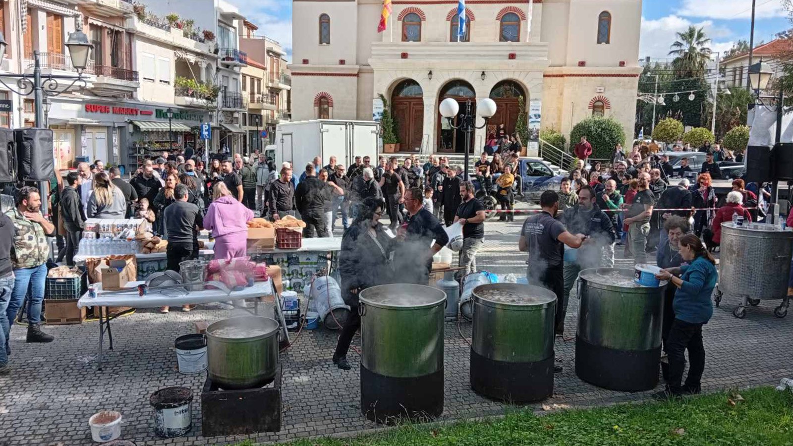 Κρήτη: Κινητοποίηση στο Ρέθυμνο από αγρότες και κτηνοτρόφους - Μοίρασαν κρεατόσουπα στους πολίτες 3 Κρήτη: Κινητοποίηση στο Ρέθυμνο από αγρότες και κτηνοτρόφους - Μοίρασαν κρεατόσουπα στους πολίτες