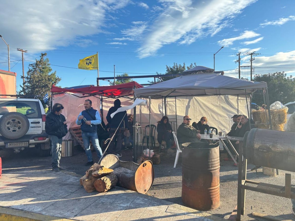 Αγρότες: Κλειστή η Αθηνών - Λαμίας στο Κάστρο, στο δρόμο για τα Τέμπη οι Λαρισαίοι - Νέες απειλές από το Μαξίμου 4 Αγρότες: Κλειστή η Αθηνών - Λαμίας στο Κάστρο, στο δρόμο για τα Τέμπη οι Λαρισαίοι - Νέες απειλές από το Μαξίμου