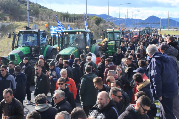 Ποιοι είναι οι άνθρωποι πίσω από τα τρακτέρ: Μειώνονται σε αριθμό, «γκριζάρουν» σε ηλικία οι Έλληνες αγρότες 4 Ποιοι είναι οι άνθρωποι πίσω από τα τρακτέρ: Μειώνονται σε αριθμό, «γκριζάρουν» σε ηλικία οι Έλληνες αγρότες