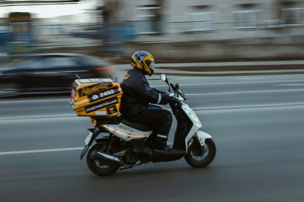 Δεκαπλασιάστηκαν τα delivery από το 2020 - Εργαζόμενοι στις πλατφόρμες ή «αφεντικά του εαυτού τους»; 2 Δεκαπλασιάστηκαν τα delivery από το 2020 - Εργαζόμενοι στις πλατφόρμες ή «αφεντικά του εαυτού τους»;