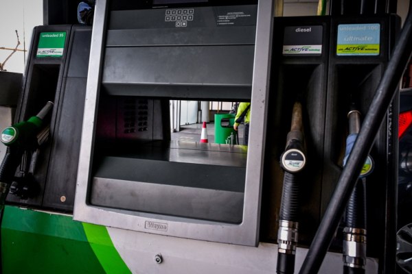 Νέα κρίση, παλιά συνταγή: Ειδικοί αξιολογούν τα κυβερνητικά μέτρα για τις ανατιμήσεις λόγω πολέμου 2 μέτρα