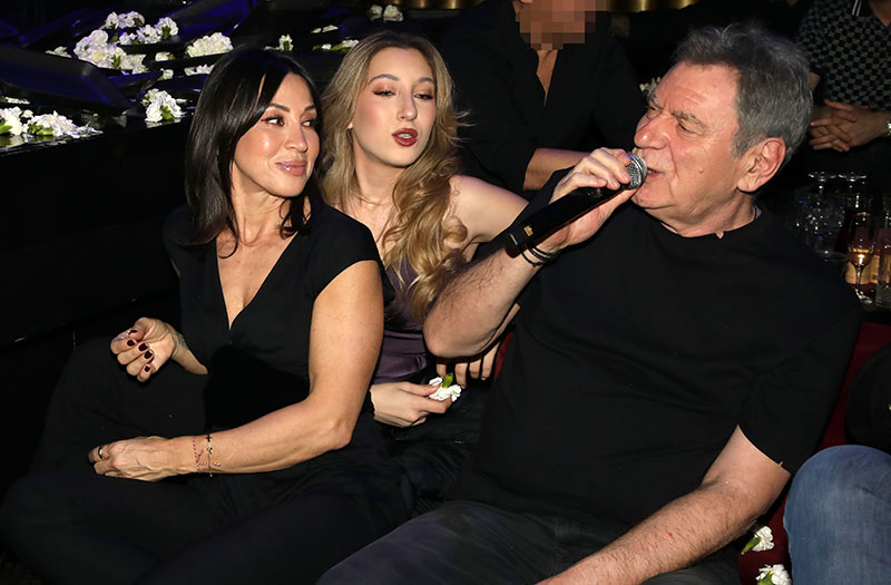 Ο Άγγελος Διονυσίου δηλώνει για την οικογενειακή έξοδο με τη σύζυγό του και την κόρη τους 1 Ο Άγγελος Διονυσίου δηλώνει για την οικογενειακή έξοδο με τη σύζυγό του και την κόρη τους