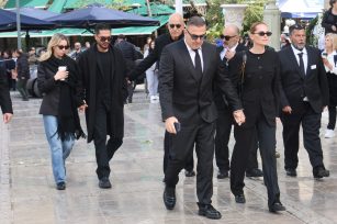 Γαρυφαλλιά Καληφώνη: Προκαλεί αντιδράσεις με τη στάση της στην κηδεία της Μαρινέλλας 1 Γαρυφαλλιά Καληφώνη στην κηδεία της Μαρινέλλας