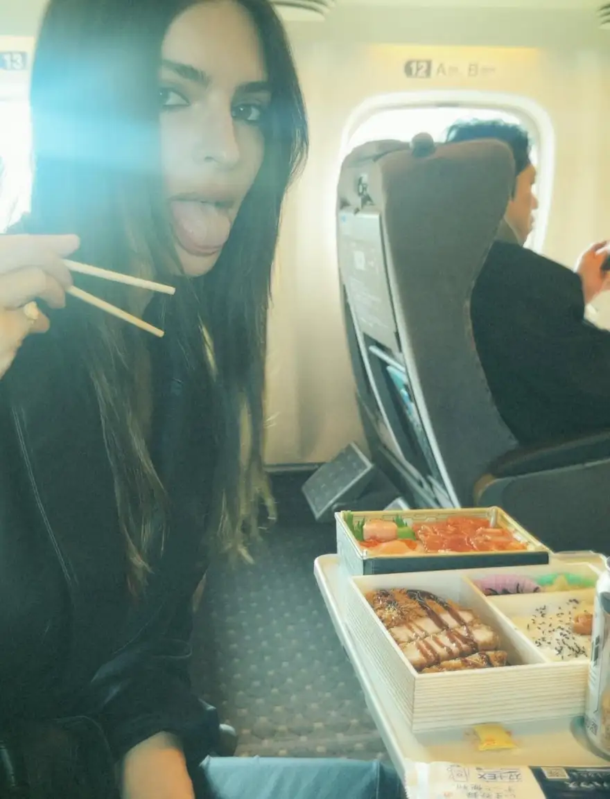 Εμιλι Ρατακόφσκι: Σοκάρει η topless φωτογραφία από το ταξίδι της στην Ιαπωνία. 5 Εμιλι Ρατακόφσκι: Σοκάρει η topless φωτογραφία από το ταξίδι της στην Ιαπωνία.