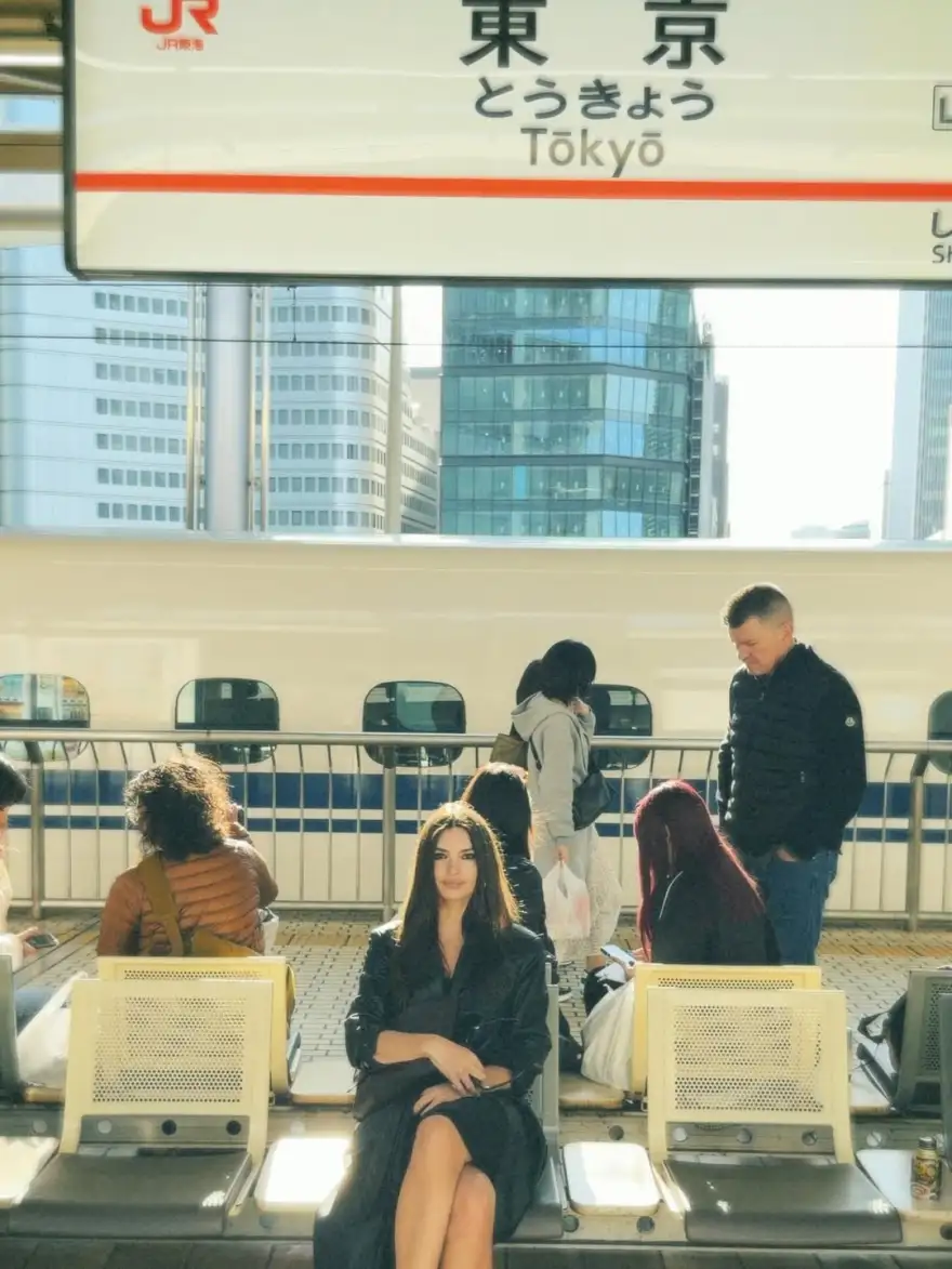 Εμιλι Ρατακόφσκι: Σοκάρει η topless φωτογραφία από το ταξίδι της στην Ιαπωνία. 3 Εμιλι Ρατακόφσκι: Σοκάρει η topless φωτογραφία από το ταξίδι της στην Ιαπωνία.