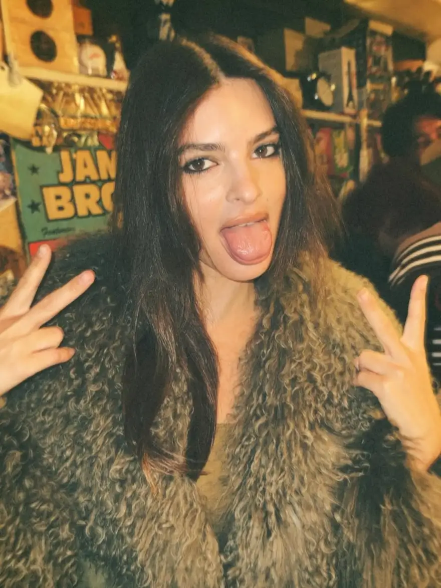 Εμιλι Ρατακόφσκι: Σοκάρει η topless φωτογραφία από το ταξίδι της στην Ιαπωνία. 6 Εμιλι Ρατακόφσκι: Σοκάρει η topless φωτογραφία από το ταξίδι της στην Ιαπωνία.