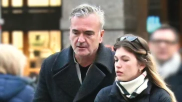 Κλέλια Ανδριολάτου: Σπάνια δημόσια εμφάνιση με τον πατέρα της προκαλεί ενδιαφέρον στην Αθήνα 1 Κλέλια Ανδριολάτου: Σπάνια δημόσια εμφάνιση με τον πατέρα της προκαλεί ενδιαφέρον στην Αθήνα