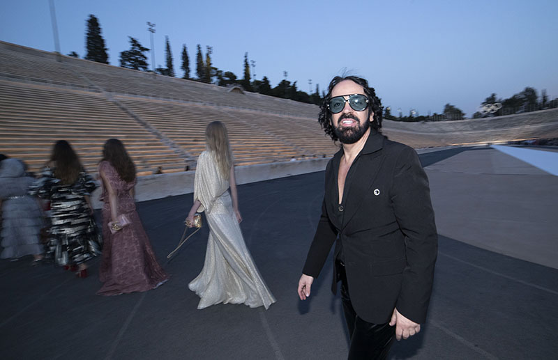 Paris Valtadoros: Συναρπαστικές παρουσίες στο fashion show του Καλλιμάρμαρου που εντυπωσίασαν όλους. 1 Paris Valtadoros: Συναρπαστικές παρουσίες στο fashion show του Καλλιμάρμαρου που εντυπωσίασαν όλους.