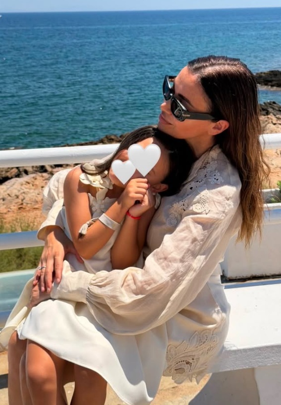 Όλγα Φαρμάκη: Σπάνια οικογενειακή εμφάνιση στη βάφτιση του γιου της Βαλαβάνη προκαλεί αντιδράσεις. 2 Οικογενειακή στιγμή