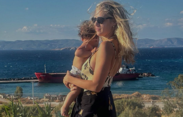 Τζένη Θεωνά: Η τρυφερή αγκαλιά με τον γιο της μπροστά στη θάλασσα