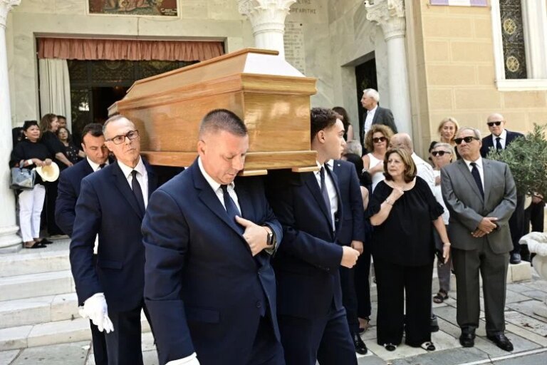 Αποχαιρετισμός: Συγγενείς και φίλοι τιμούν τον Στέφανο Μάνο στην Κηφισιά με συγκίνηση.