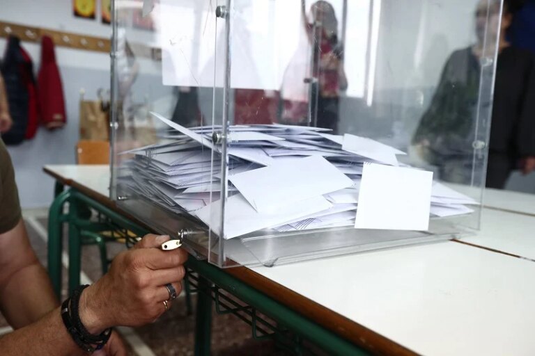 Δημοσκόπηση: Σοκάρει η πτώση της ΕΛ.Α.Σ. και η διαφορά με τη ΝΔ αυξάνεται δραματικά
