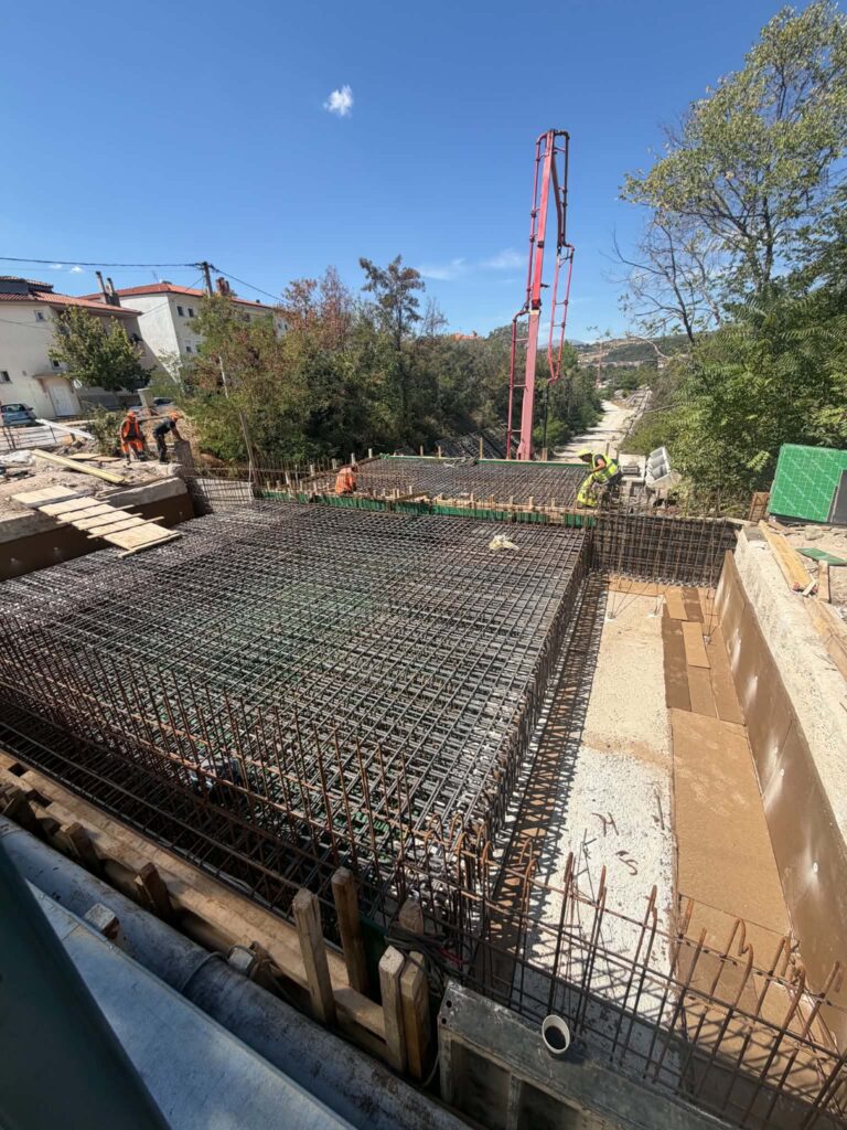 Κοζάνη: Ξεκίνησε η σκυροδέτηση της νέας πλάκας στην οδό Ιωνίας στο έργο Cut & Cover