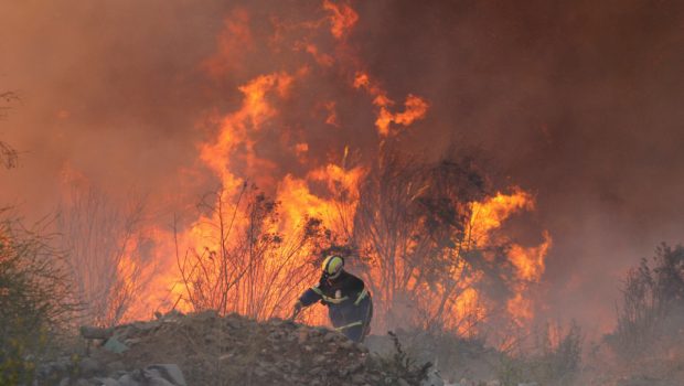 Χιλή: Νεκρός, τραυματίες και καμένα σπίτια από τις πολλαπλές πυρκαγιές