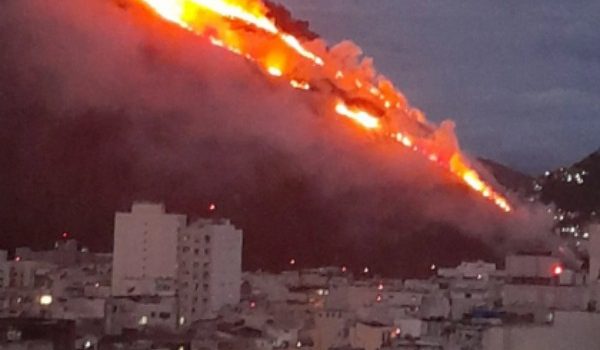 Βραζιλία: Μεγάλη πυρκαγιά στην Κοπακαμπάνα – Ορατή από την Ιπανέμα