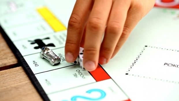 Monopoly: Παίζοντας το επιτραπέζιο στην πραγματική οικονομία