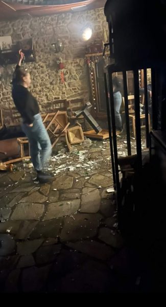 Λάρισα: Γνωστό μεζεδοπωλείο έκλεισε μετά από 20 χρόνια - Χαμός στο αποχαιρετιστήριο γλέντι