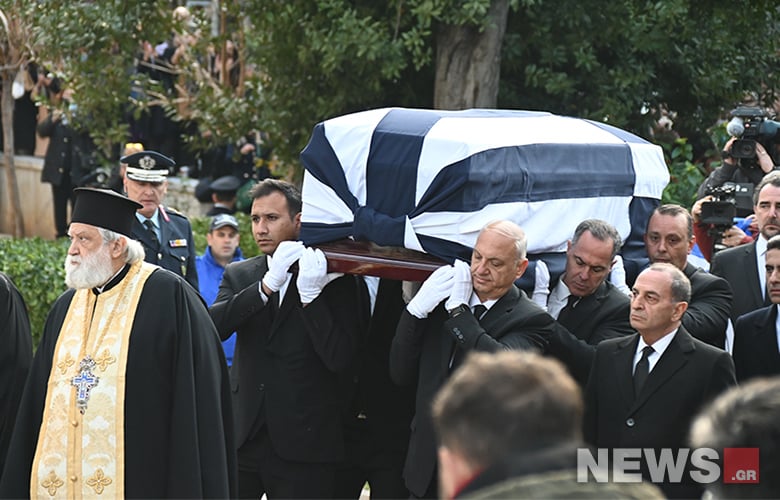Κηδεία τέως βασιλιά Κωνσταντίνου: Στη Μητρόπολη η σορός του – Ξεκινά σε λίγο η εξόδιος ακολουθία