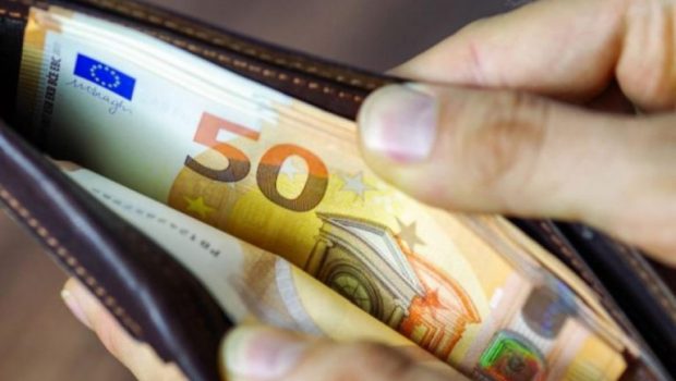 Κατώτατος μισθός: Ποια επιδόματα συμπαρασύρει
