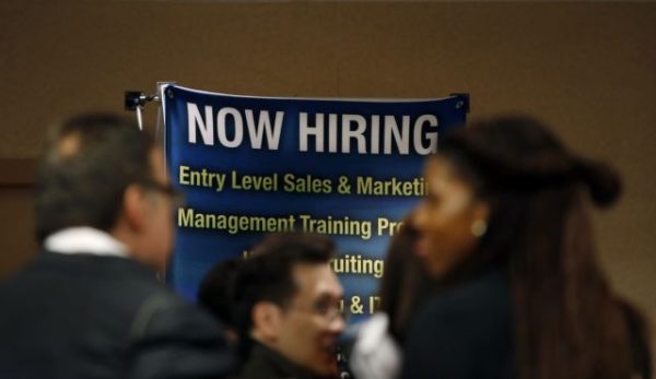 ΗΠΑ: Οι κενές θέσεις εργασίας μειώθηκαν λιγότερο από το αναμενόμενο τον Νοέμβριο