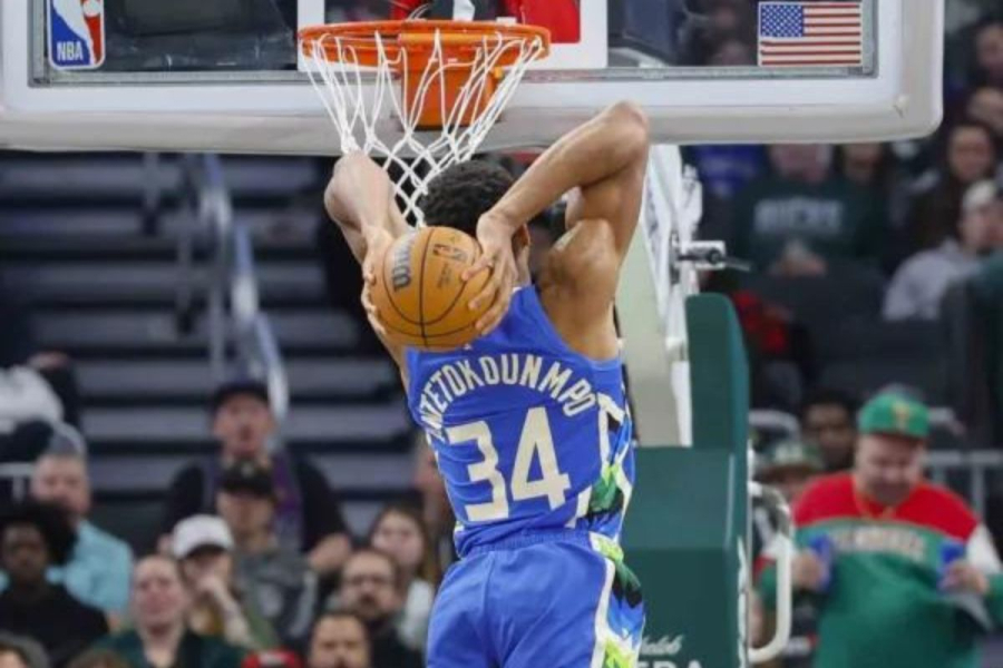 Νέα μεγάλη εμφάνιση του Greek Freak και νίκη των Μπακς