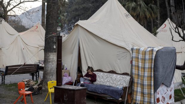 Σεισμός στην Τουρκία: Η Ερυθρά Ημισέληνος πούλησε αντί να δωρίσει σκηνές σε σεισμόπληκτους