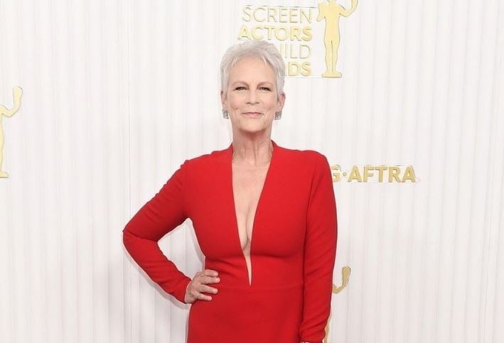 Jamie Lee Curtis: Βραβεύτηκε στα SAG Awards και πανηγύρισε φιλώντας στα χείλη την Michelle Yeoh