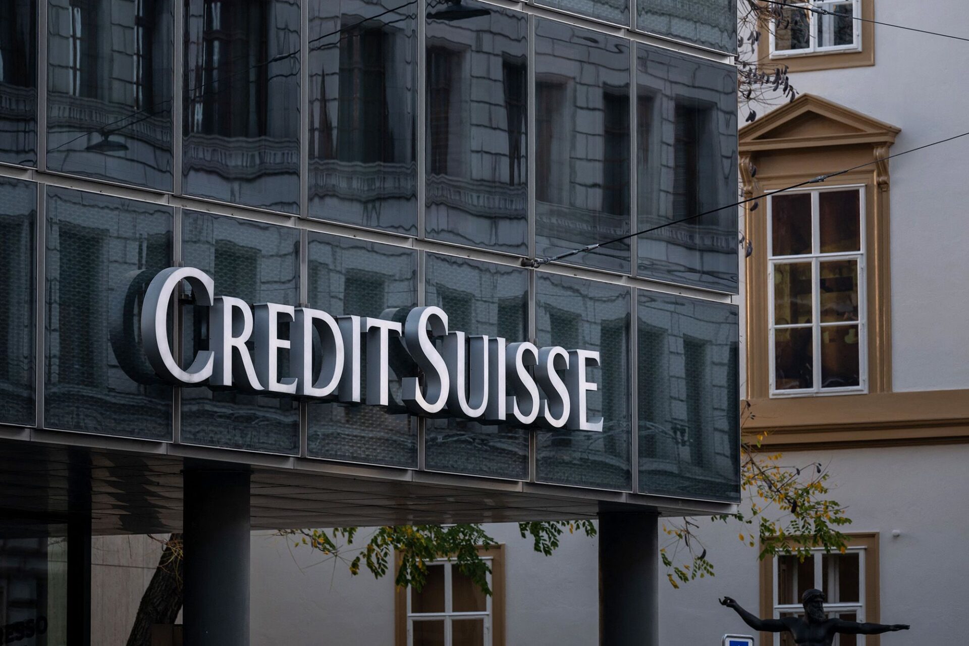 Credit Suisse: Η UBS προσφέρει 1 δισ. δολάρια για να την εξαγοράσει